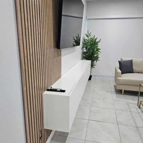 TV a/nebo společenská místnost v ubytování Simple Serenity