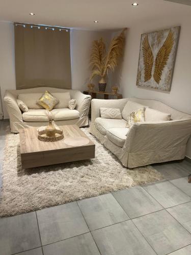 un salon avec deux canapés et une table basse dans l'établissement Evasion bohème, à La Celle-sous-Gouzon