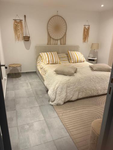 une chambre avec un grand lit avec des oreillers dessus dans l'établissement Evasion bohème, à La Celle-sous-Gouzon