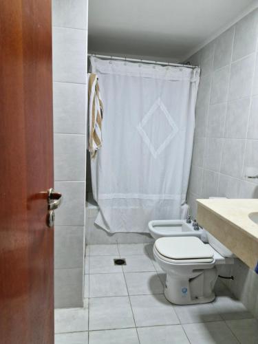 Un baño con inodoro y cortina de ducha en TORRES ZONA Casa de Gobierno, en Santiago del Estero
