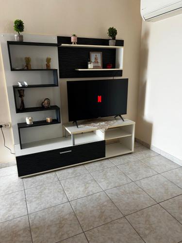 a living room with a tv on a shelf at MARIALENA HOMe in Petropiyí