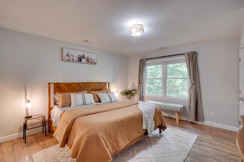 ローリーにある7 Mi to Dtwn Raleigh Townhome with Deck!の大きなベッドと窓のある寝室
