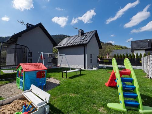 a group of playground equipment in a yard at Słoneczne Domki in Krościenko