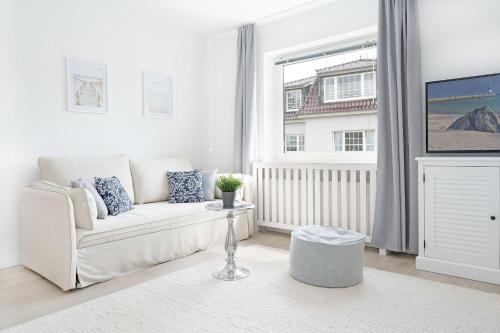 沙博伊茨Seestraße 24 Meeresglück的白色的客厅配有沙发和窗户