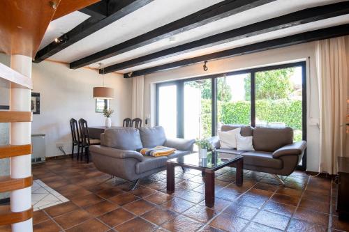 Una sala de estar con dos sofás y una mesa. en Ostseestübchen, en Süssau