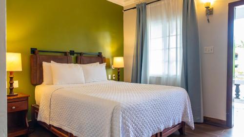 Voodi või voodid majutusasutuse Travellers Beach Resort toas