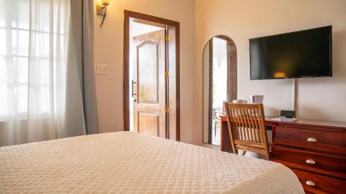 Televiisor ja/või meelelahutuskeskus majutusasutuses Travellers Beach Resort