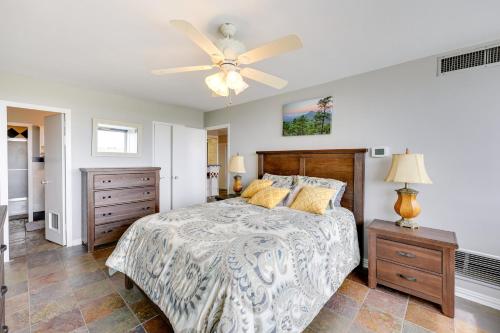 Voodi või voodid majutusasutuse Rorys Roost Hot Springs Condo on Lake Hamilton! toas