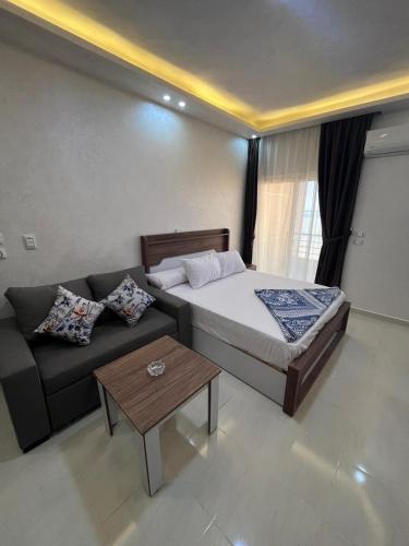 Ένα ή περισσότερα κρεβάτια σε δωμάτιο στο Casablanca Beach for families only