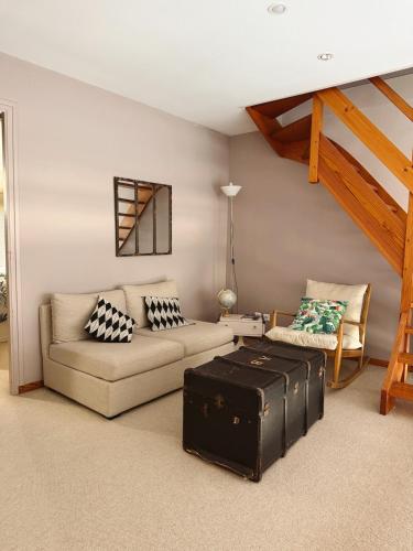 un salon avec un canapé et une table dans l'établissement Sur le pont d un bateau à Boulogne sur Mer, à La Celle-sous-Gouzon