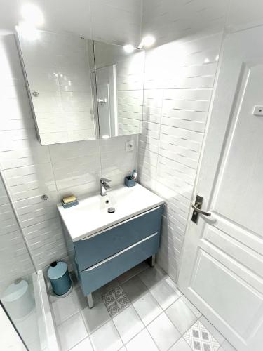 une salle de bain avec un lavabo et un miroir dans l'établissement Charming 3 bedroom with stunning views 5 minutes from the beaches, à Anglet