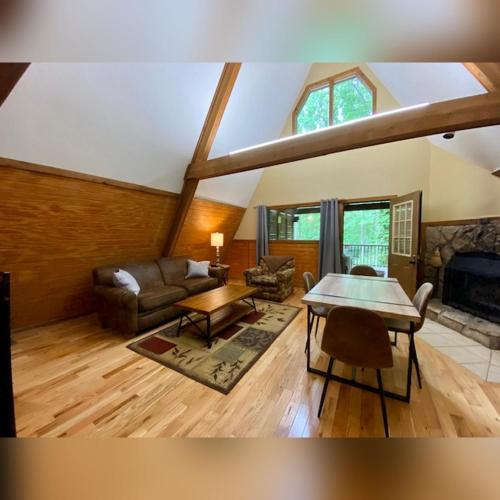 Ruang duduk di A-Frame #12 - by The Chalets
