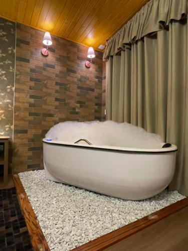 Galería fotográfica de Requinte dos Pinhais Chalé Rubi en Santo Antônio do Pinhal