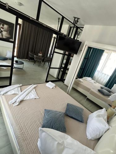 En eller flere senge i et værelse på Teissey Blue