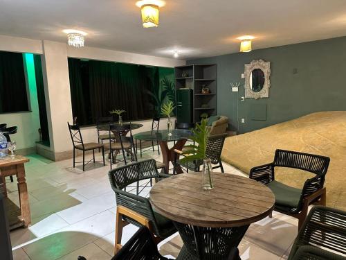 Posezení v ubytování Quarto em casa de praia com estacionamento