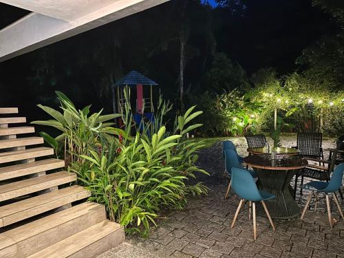 Zahrada ubytování Quarto em casa de praia com estacionamento