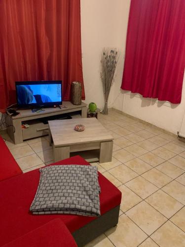 un salon avec un canapé et un ordinateur portable sur une table dans l'établissement A 6 minutes de la plage de Canet Villa Catalane avec 3 chambres et un grand salon spécial famille nombreuse, à Perpignan