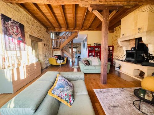 un salon avec un canapé et une table dans l'établissement Domaine du ValféEric, à Saint-Sulpice-dʼExcideuil