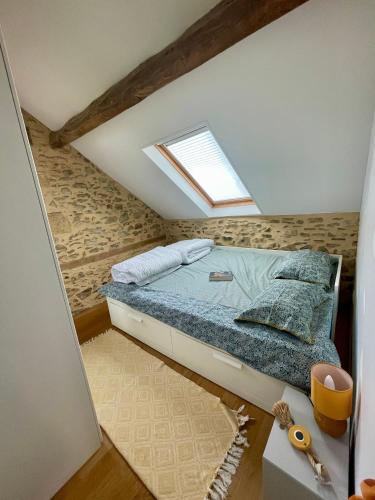 - une petite chambre mansardée dans l'établissement Domaine du ValféEric, à Saint-Sulpice-dʼExcideuil