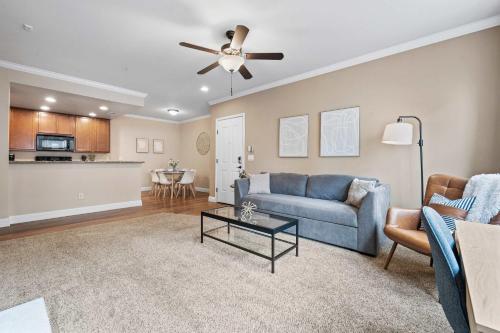 SteamboatにあるLuxury 2BR 2BA Apartment with Pool Gym & Theaterの青いソファとテーブルのあるリビングルーム