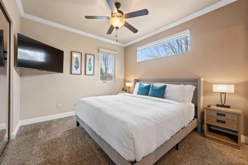 Luxury 2BR 2BA Apartment with Pool Gym & Theaterにあるベッド
