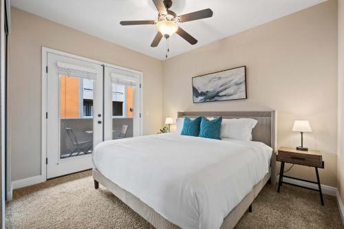 Luxury 2BR 2BA Apartment with Pool Gym & Theaterにあるベッド