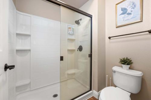 Luxury 2BR 2BA Apartment with Pool Gym & Theaterにあるバスルーム