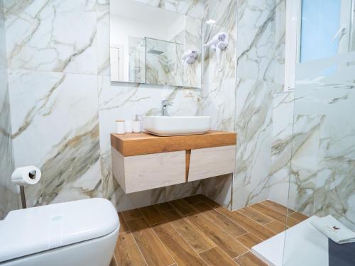un baño con lavabo e inodoro en Amuri Luxury Palermo centro, en Palermo