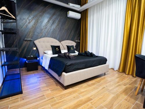 Un dormitorio con una cama y suelo de madera. en Amuri Luxury Palermo centro, en Palermo