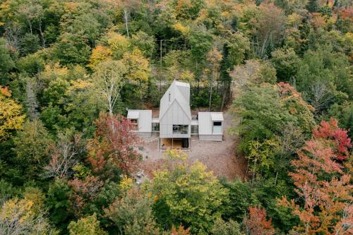 eine Luftaufnahme eines Hauses im Wald in der Unterkunft The Gale in Rawdon