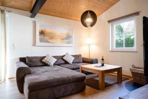 una sala de estar con un sofá y una mesa en Chalet Ostsee A, en Dahme