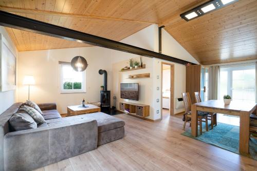 una sala de estar con un sofá y una mesa en Chalet Ostsee A, en Dahme