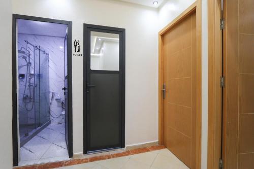 Duplex familial 3 chambres au cœur de la Corniche de Tanger في طنجة: حمام مع دش وباب زجاجي