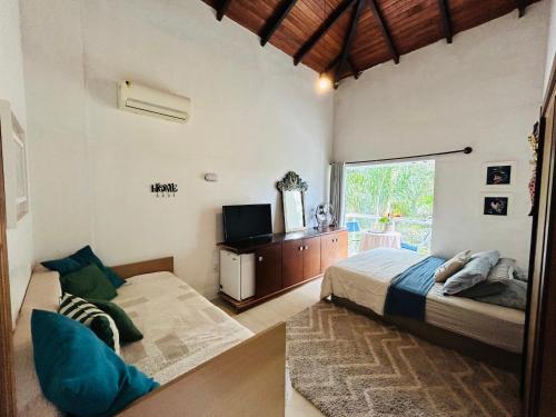 Ένα ή περισσότερα κρεβάτια σε δωμάτιο στο Quarto em casa de praia com estacionamento