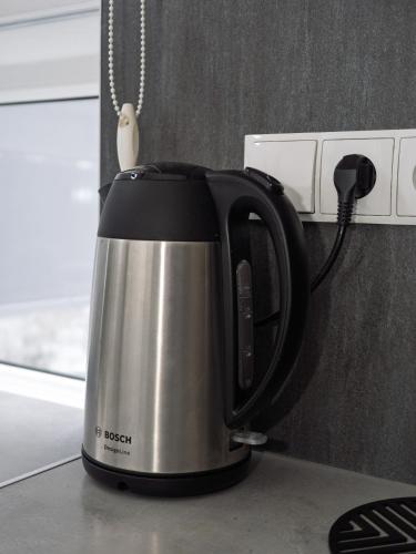 a black and silver tea kettle on a counter at Słoneczne Domki in Krościenko