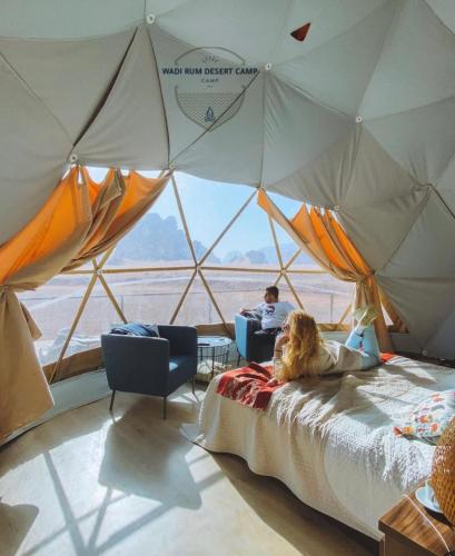 Ένα ή περισσότερα κρεβάτια σε δωμάτιο στο WADl RUM DESERT CAMP