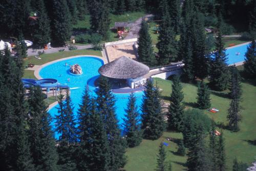 レッヒにあるHaus Jehleのウォーターパーク付きのプールの空中ビュー