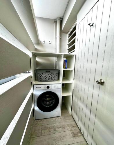 een wasmachine en droger in een kleine kamer bij Azur Studio in Fort-de-France