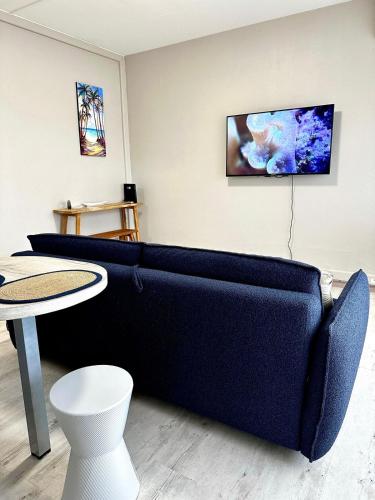 Televisyen dan/atau pusat hiburan di Azur Studio