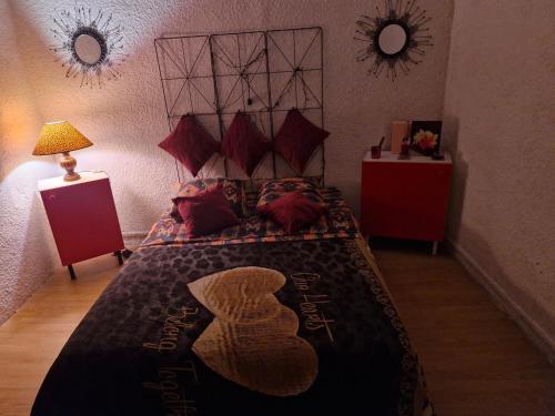 une chambre avec un grand lit avec des ornements dessus dans l'établissement A 6 minutes de la plage de Canet Villa Catalane avec 3 chambres et un grand salon spécial famille nombreuse, à Perpignan