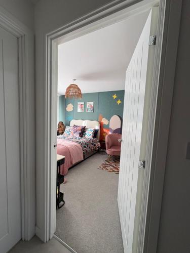 MenstonにあるWest Yorkshire Wonderlandのベッドルーム1室(ベッド1台付)、椅子に座る女の子1名