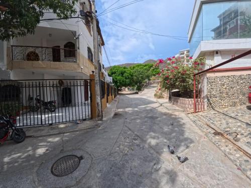 an empty street with a building and a tree at casa MH - rodadero in Gaira
