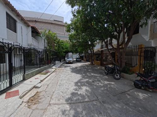 an empty street with motorcycles parked next to buildings at casa MH - rodadero in Gaira