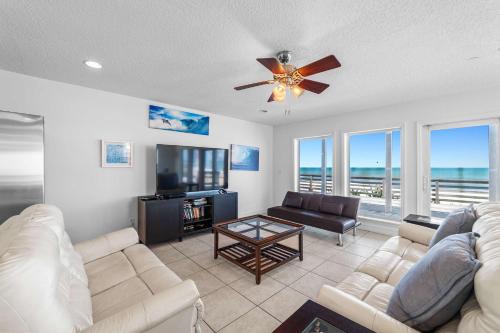 a living room with a couch and a ceiling fan at New 5 Bedrooms 3 full and 2 1 2 Bathroom Oceanfro in Ponte Vedra Beach