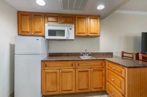 Η κουζίνα ή μικρή κουζίνα στο Best Western Cocoa Beach - Port Canaveral