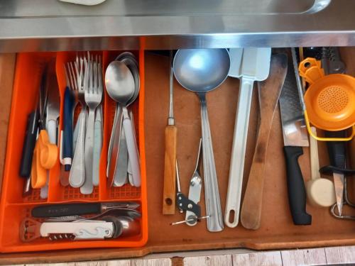 un plateau orange rempli de nombreux ustensiles dans l'établissement Studio Tignes Val Claret, à Tignes