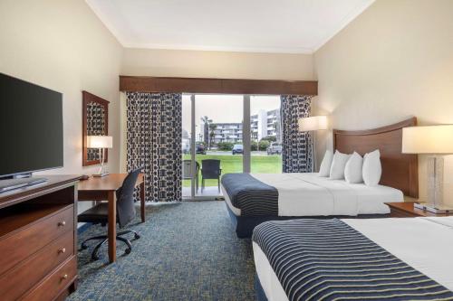 Postel nebo postele na pokoji v ubytování Best Western Cocoa Beach - Port Canaveral