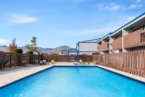 a swimming pool in front of a building at Best Western Chieftain Inn in Wenatchee