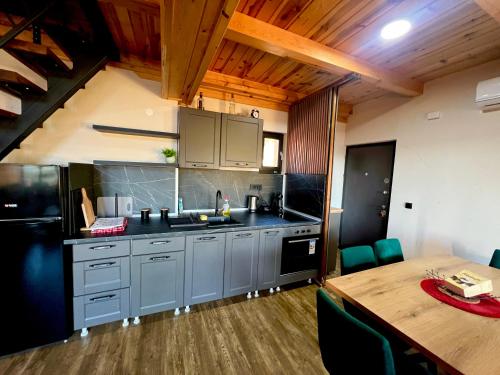 Nhà bếp/bếp nhỏ tại LUX PINE house