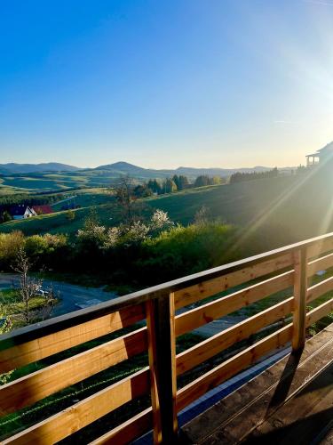 una valla con vistas a las colinas en LUX PINE house, en Zlatibor